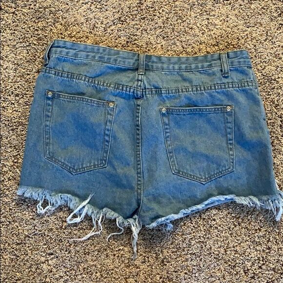 Boohoo Womens Cut Out Hem Fray Denim Mom Shorts | size 10 - Picture 5 of 6